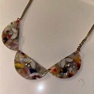 stunning gold necklace